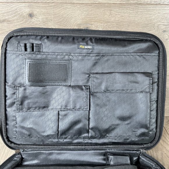 Solo Laptop Computer Bag Black Padded Multi Pocket 12x16x2 Handle or Shoulder - Picture 5 of 10